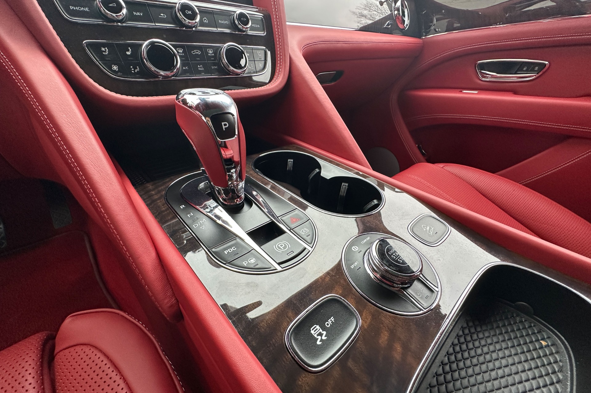 2022 Bentley Bentayga Image 11