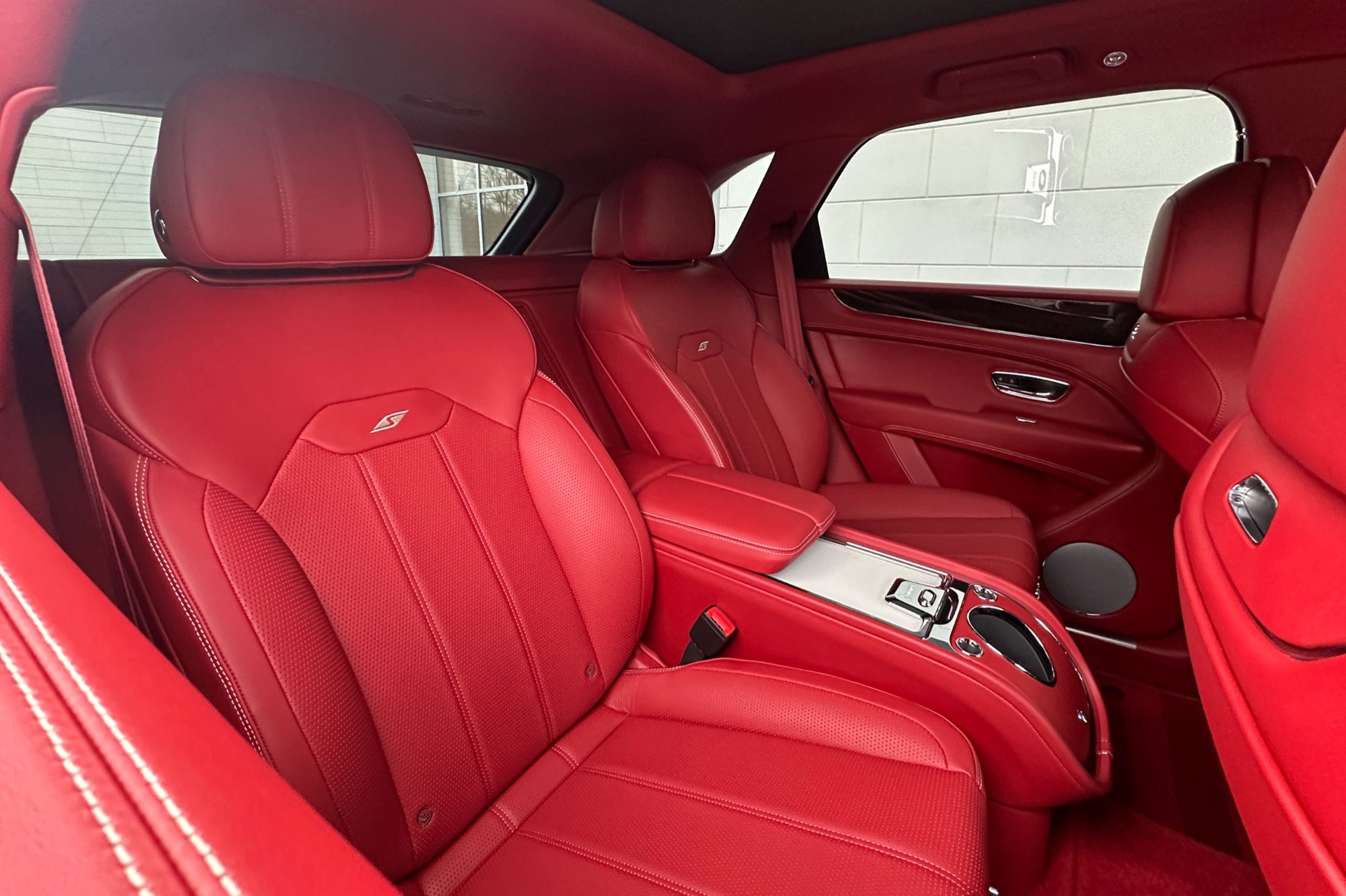 2022 Bentley Bentayga Image 16