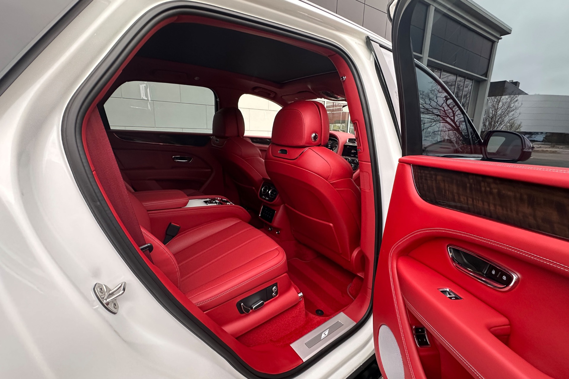 2022 Bentley Bentayga Image 17