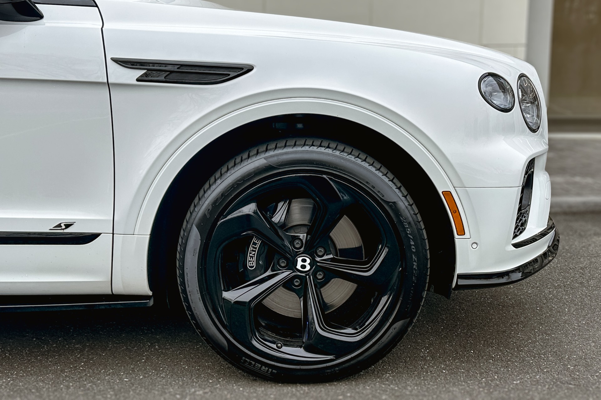 2022 Bentley Bentayga Image 6