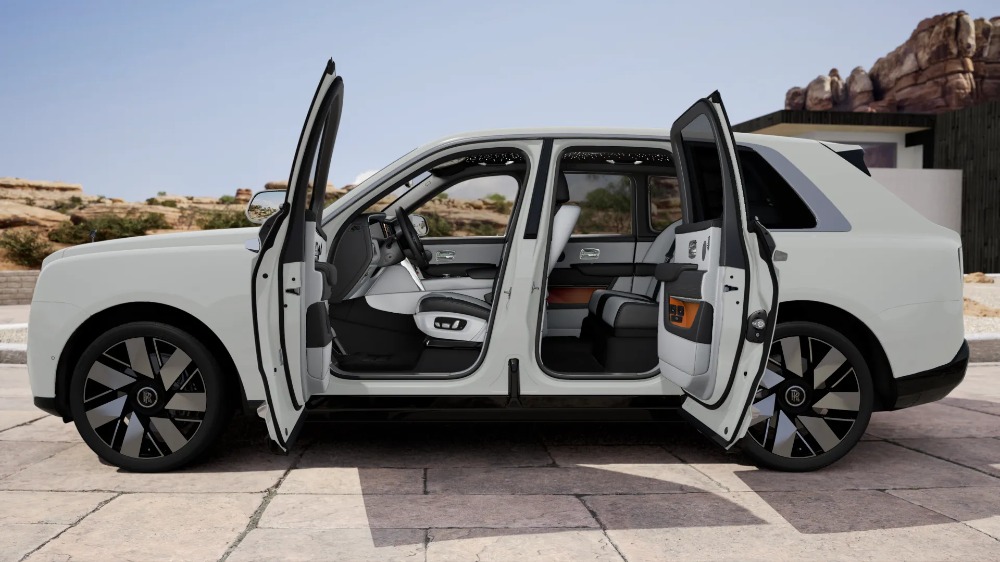 2027 Rolls-Royce Cullinan Image 9