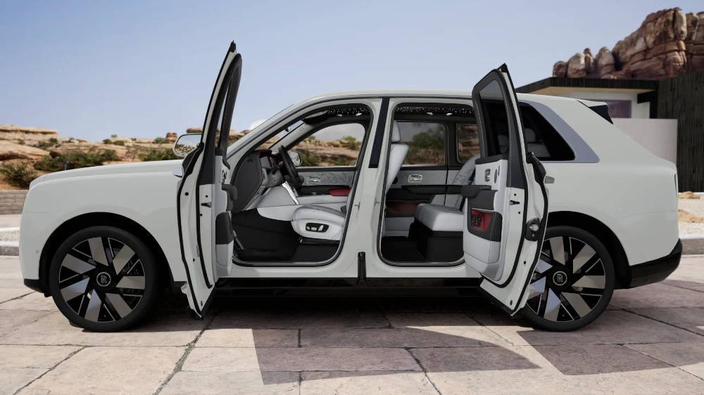 2027 Rolls-Royce Cullinan Image 9