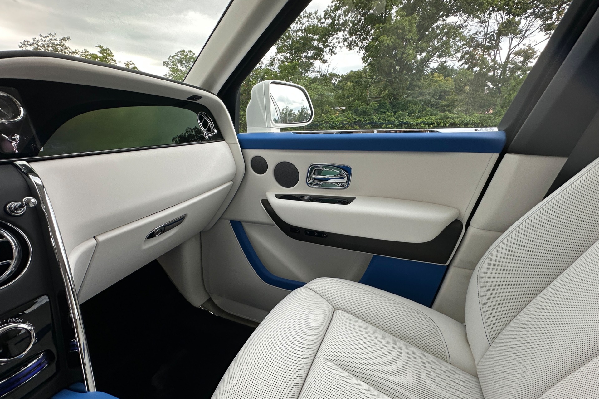 2027 Rolls-Royce Cullinan Image 10