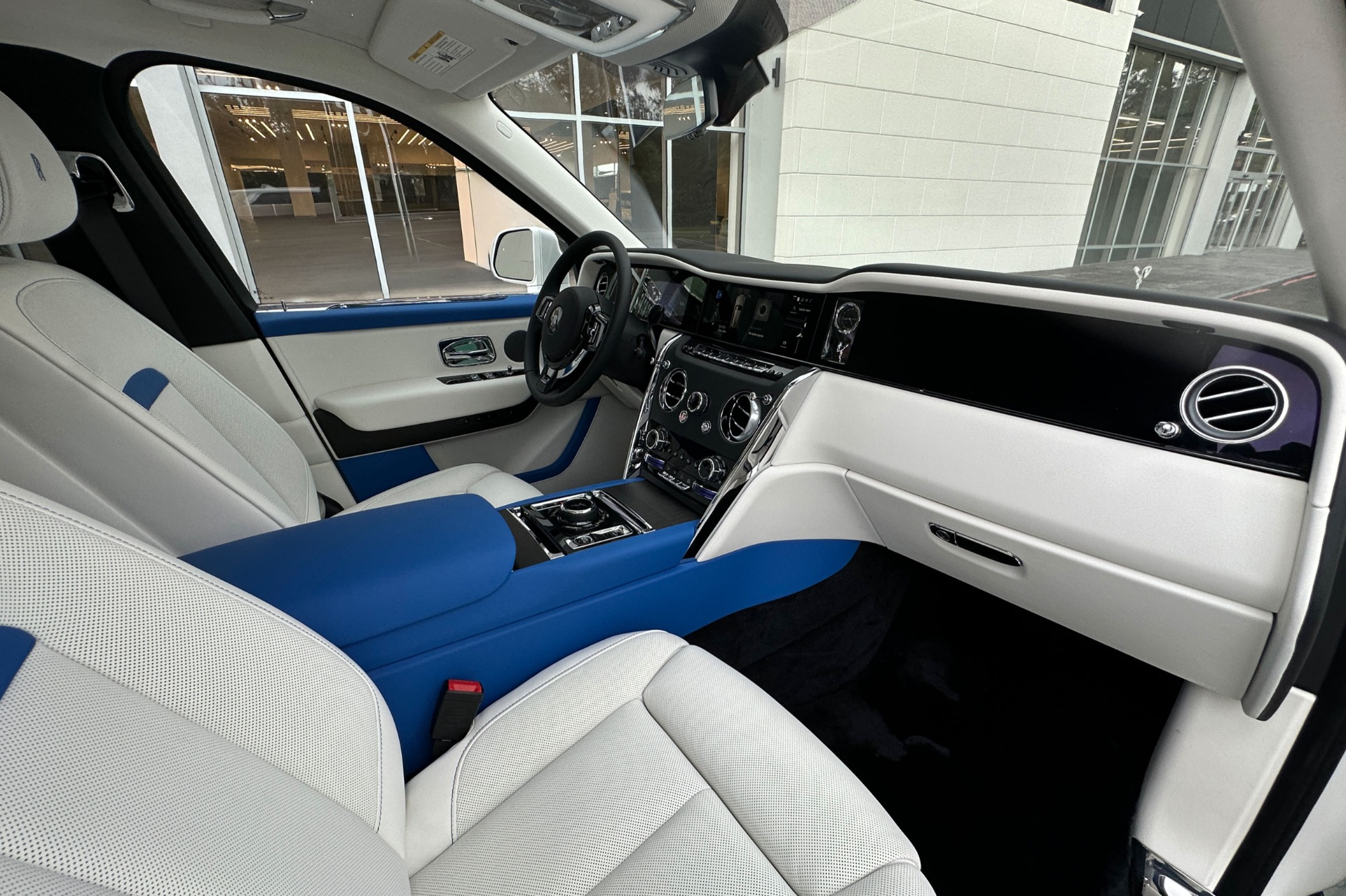 2027 Rolls-Royce Cullinan Image 12