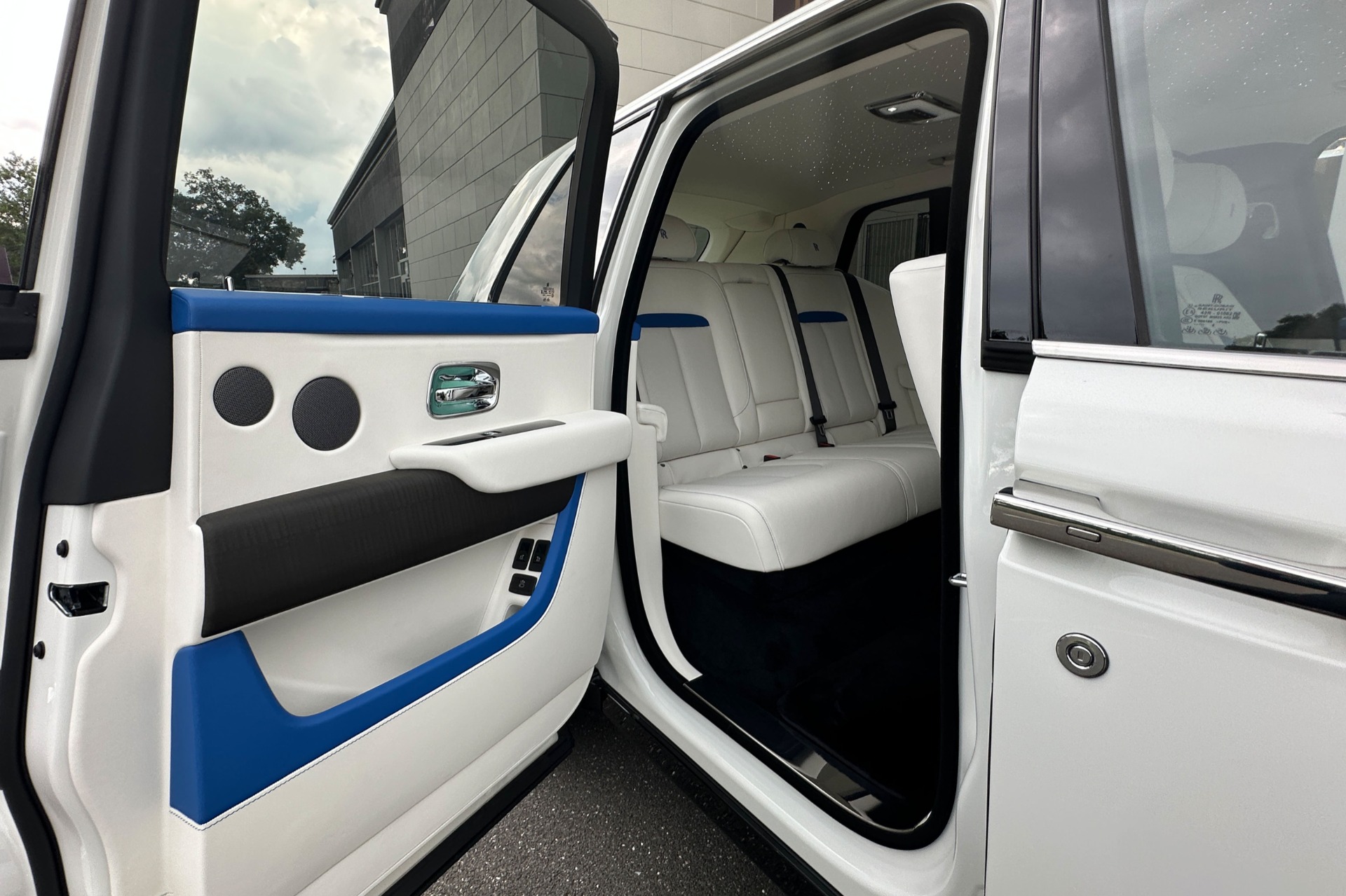 2027 Rolls-Royce Cullinan Image 17