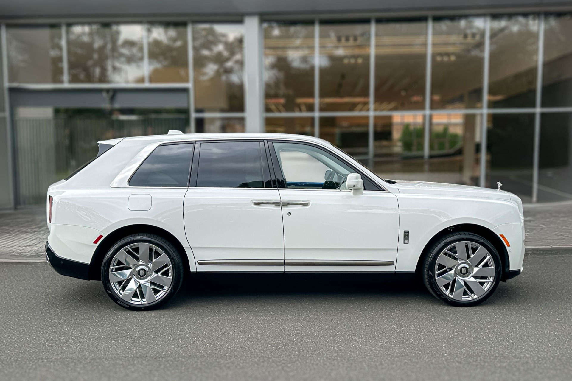 2027 Rolls-Royce Cullinan Image 3