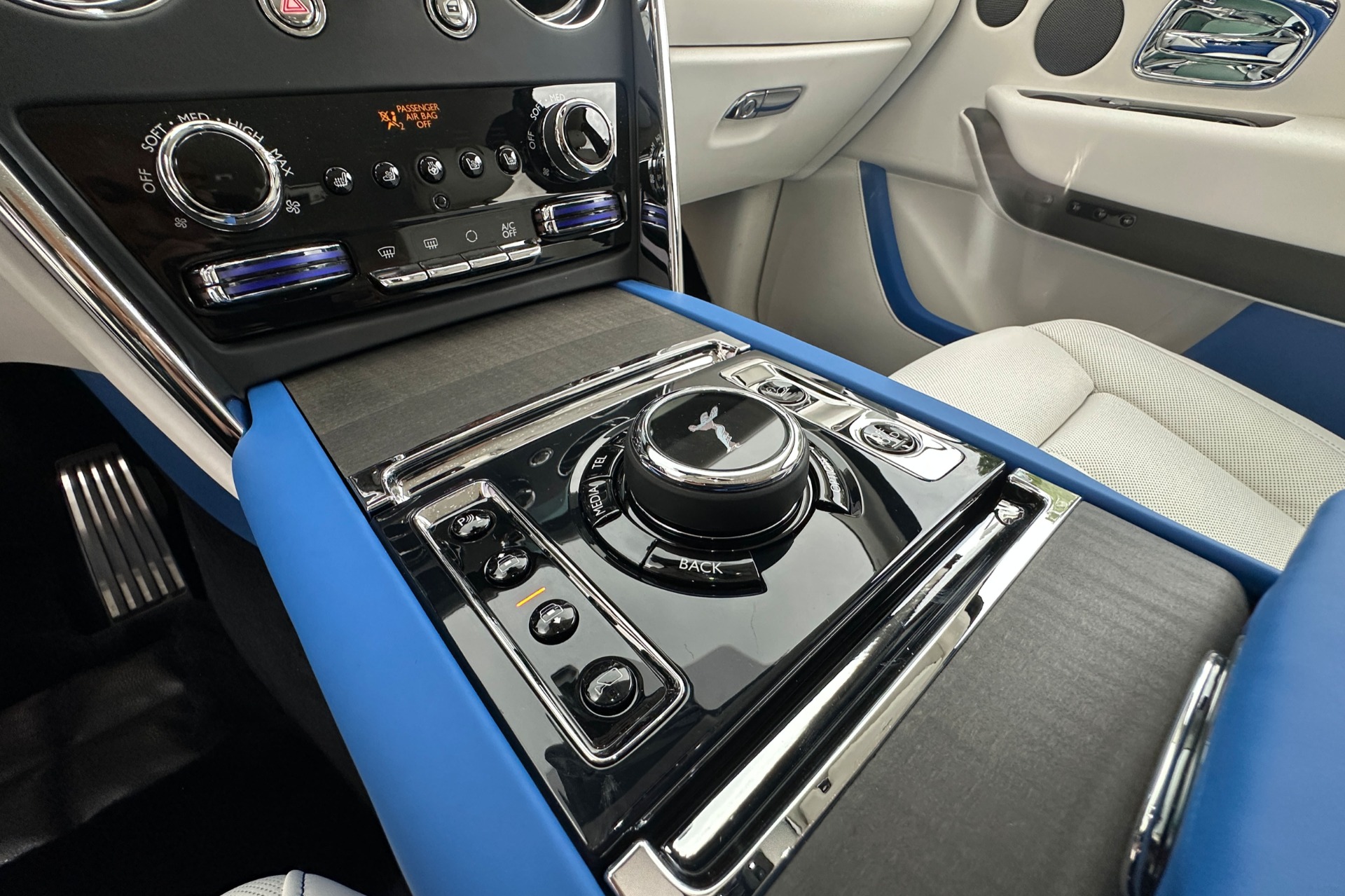 2027 Rolls-Royce Cullinan Image 9
