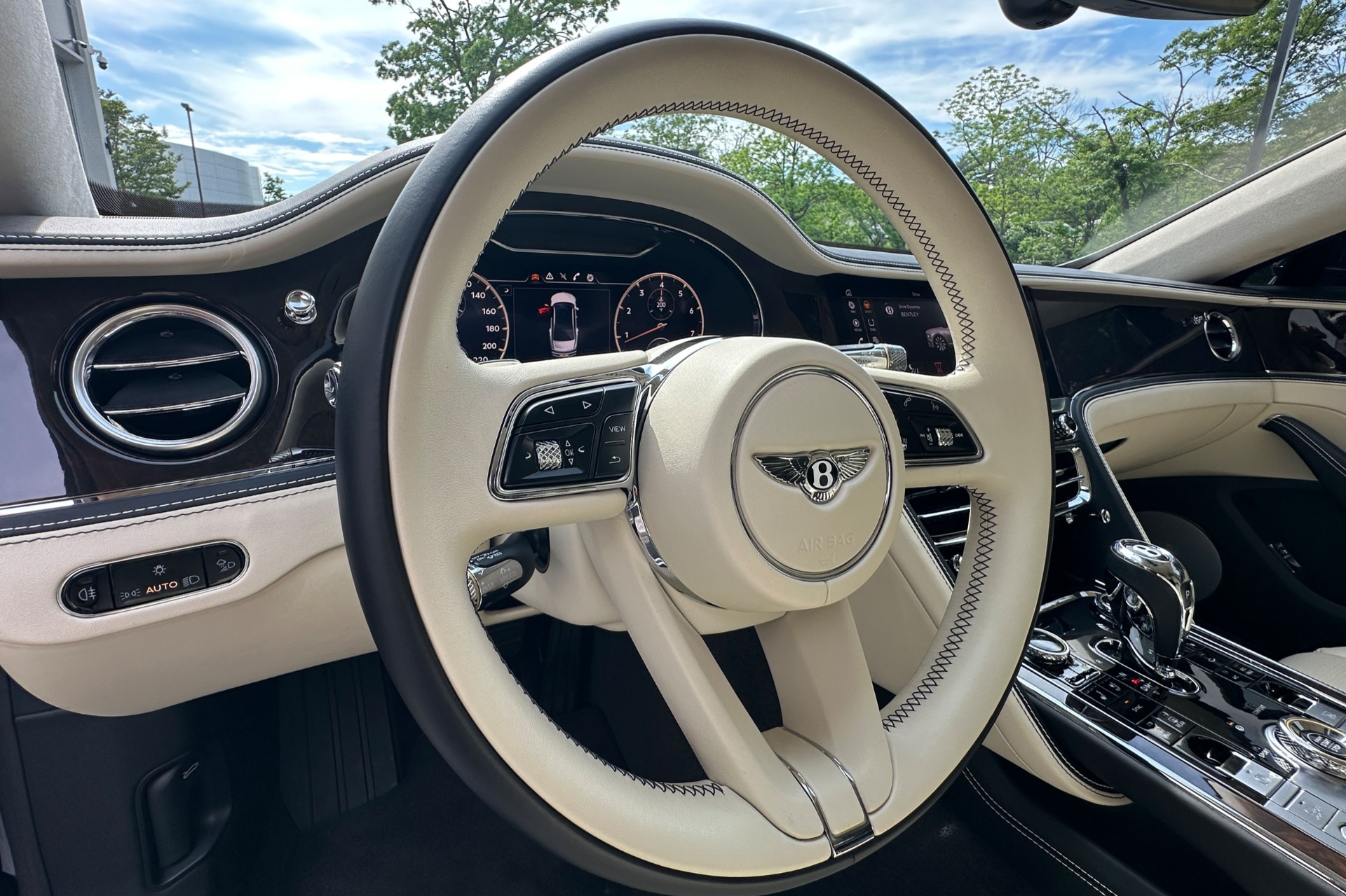 2022 Bentley Flying Spur Image 10