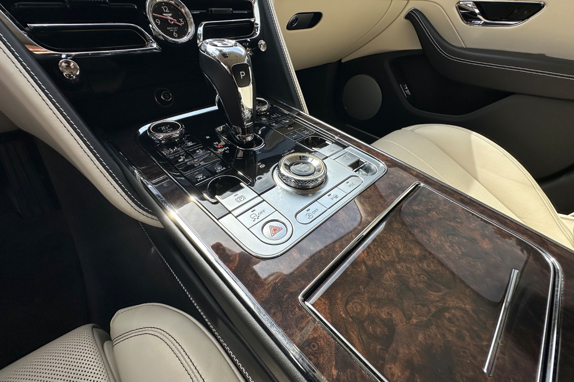 2022 Bentley Flying Spur Image 11