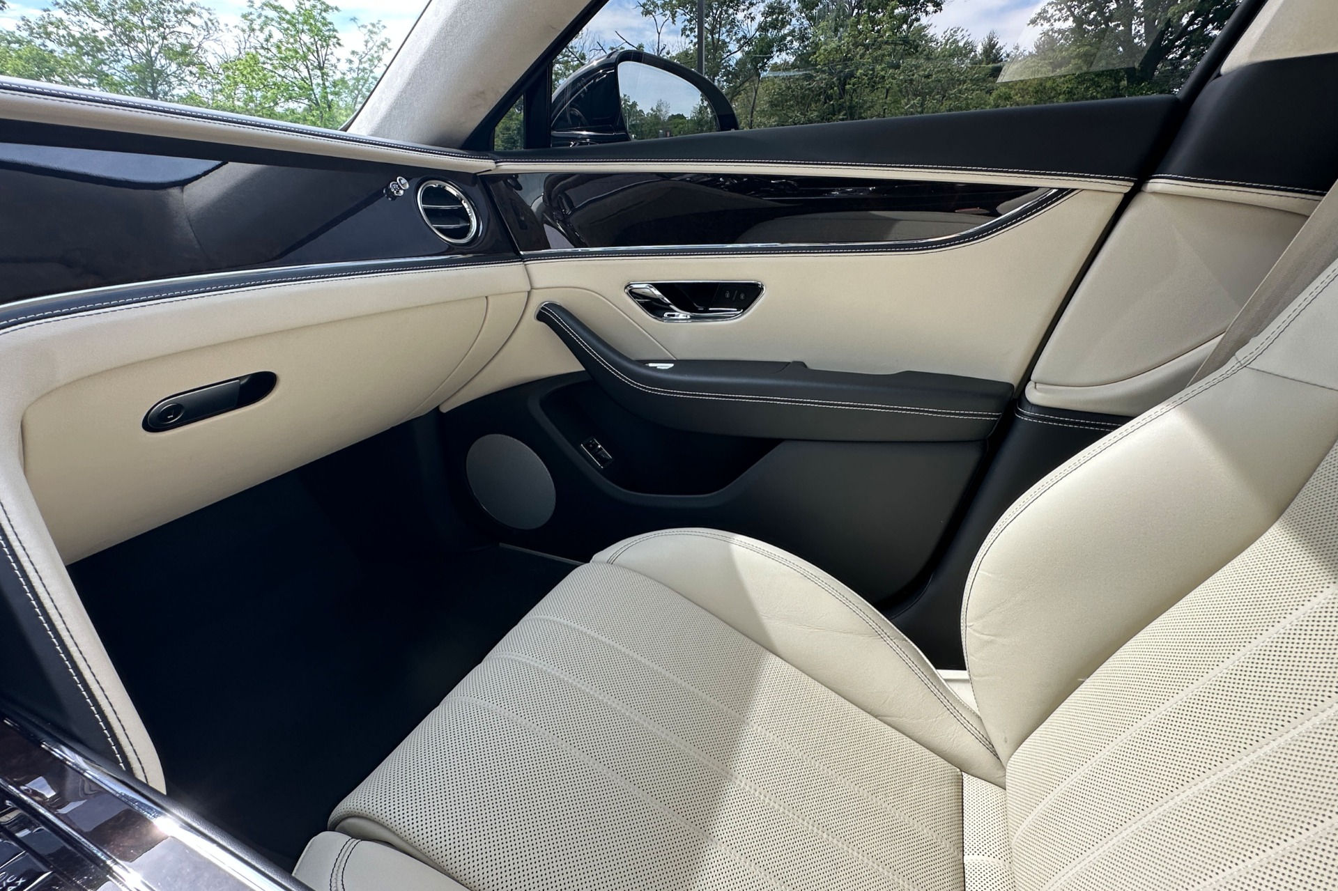 2022 Bentley Flying Spur Image 12