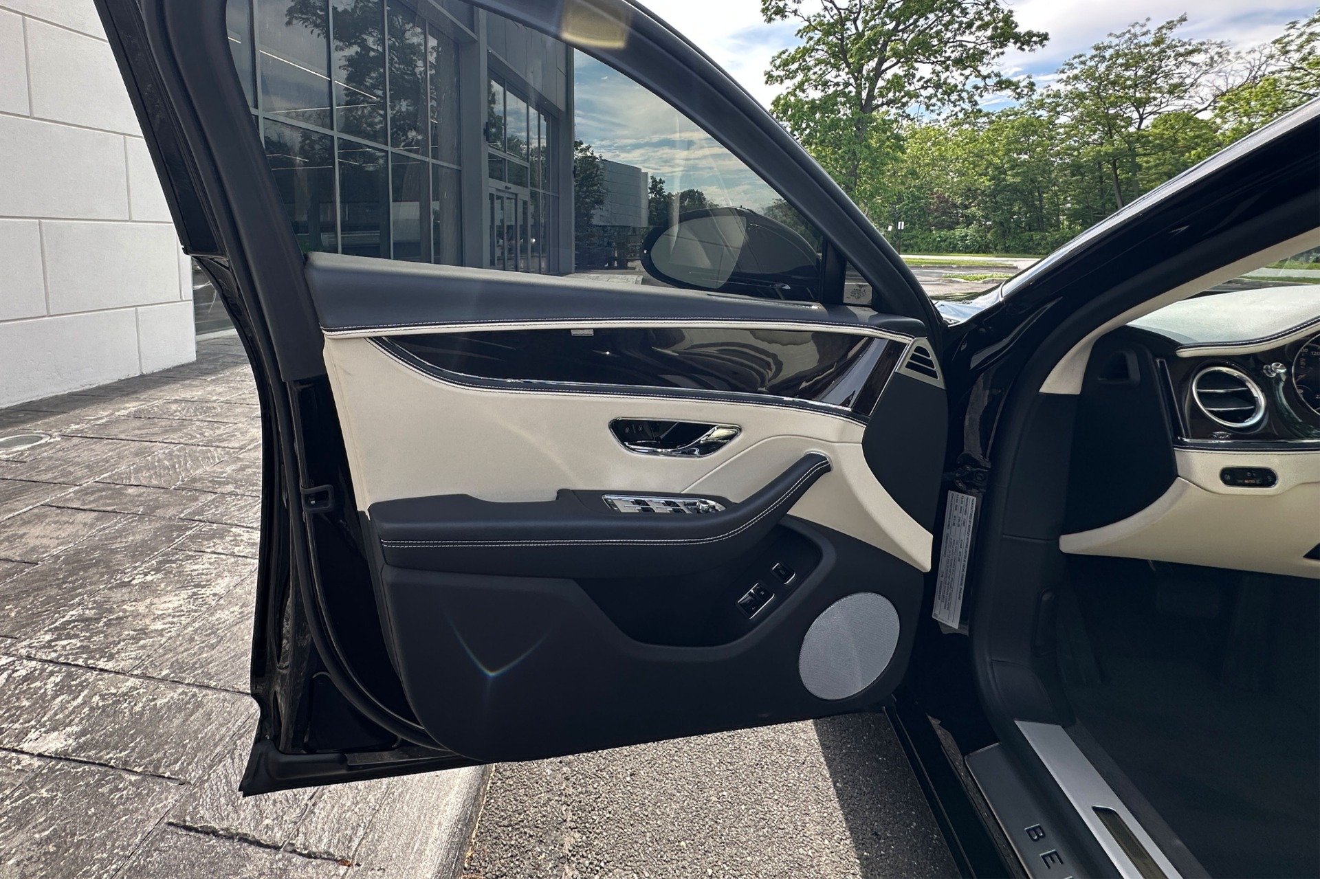2022 Bentley Flying Spur Image 7
