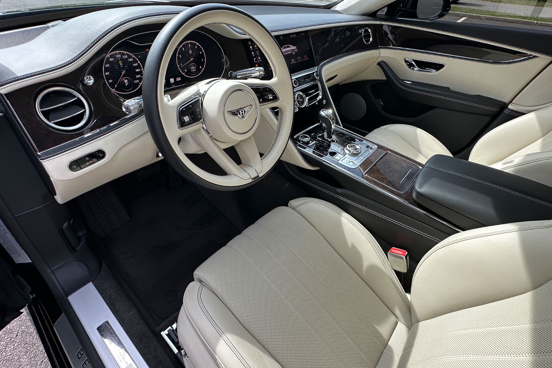 2022 Bentley Flying Spur Image 9