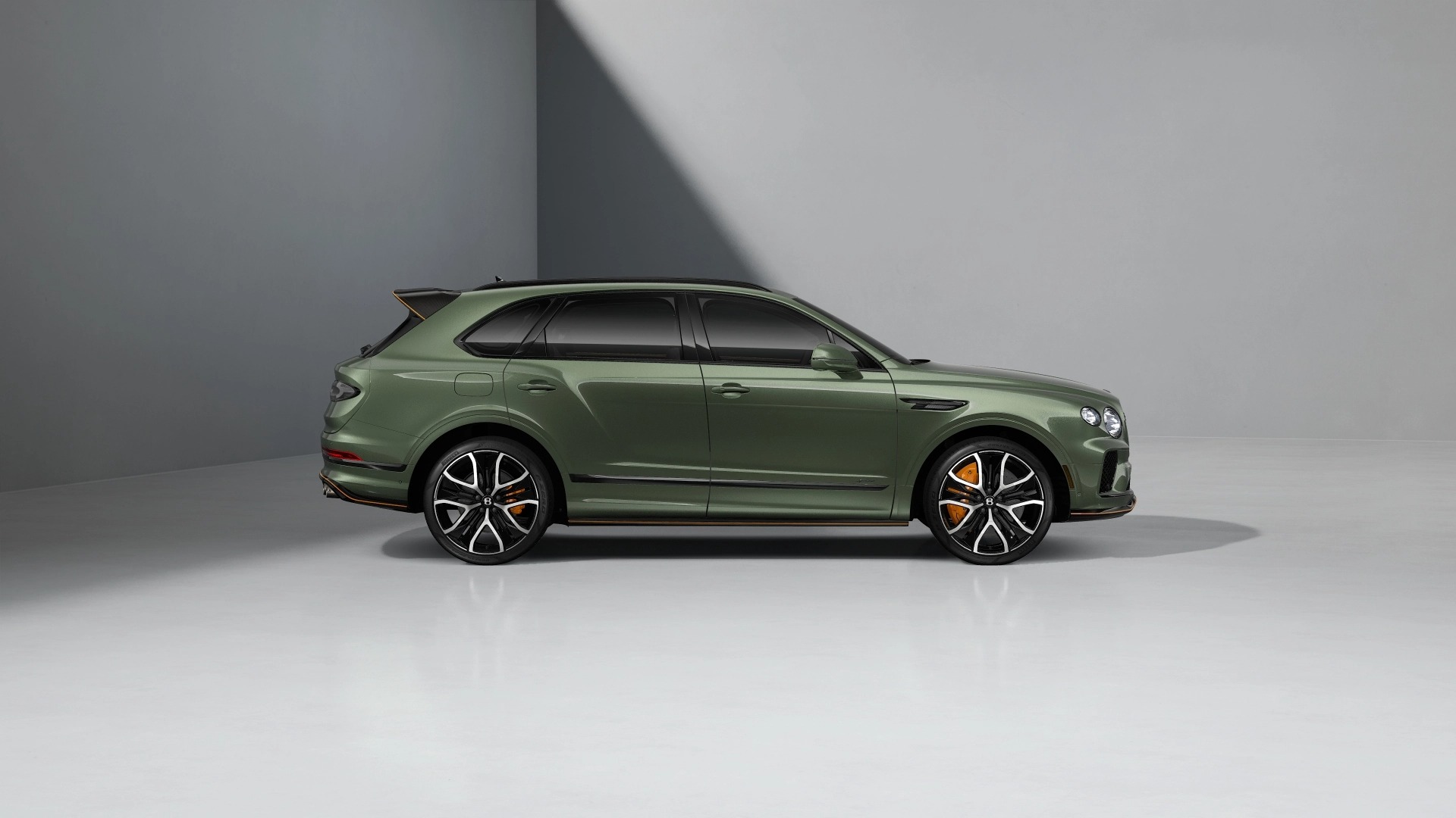 2027 Bentley Bentayga Image 3