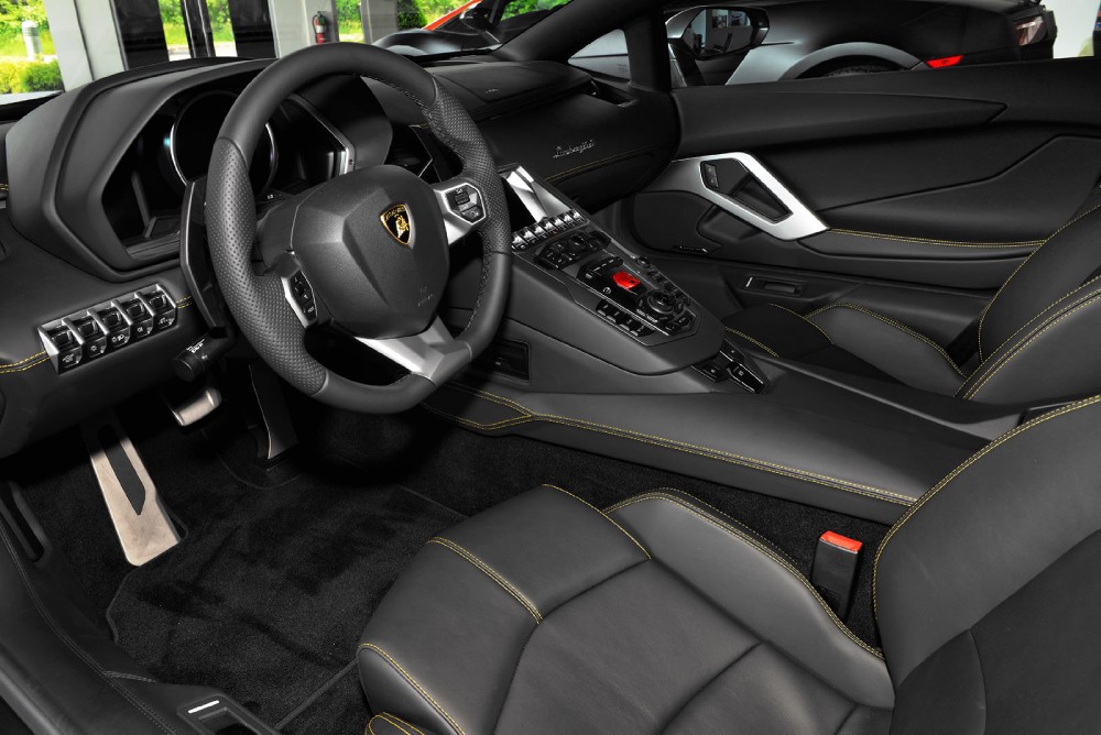 2013 Lamborghini Aventador Image 2