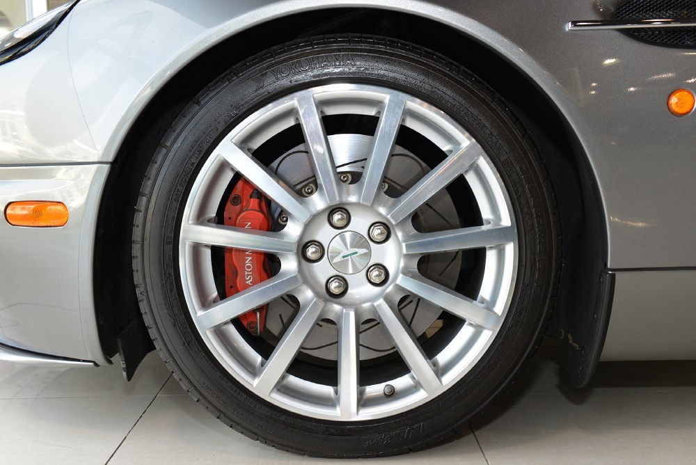 2005 Aston Martin V12 Vanquish Image 4